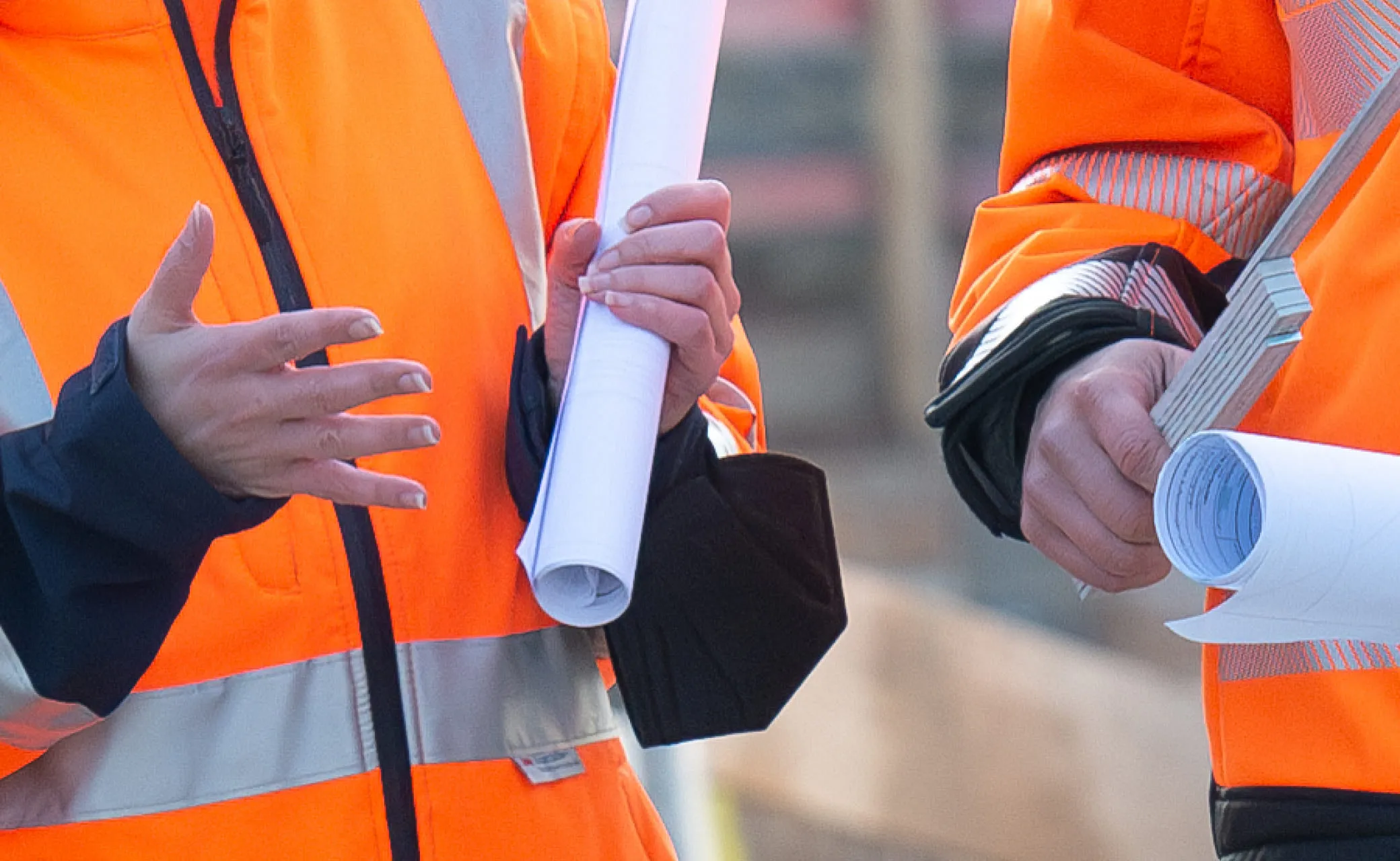 Zwei Personen in Warnwesten bei der Planung